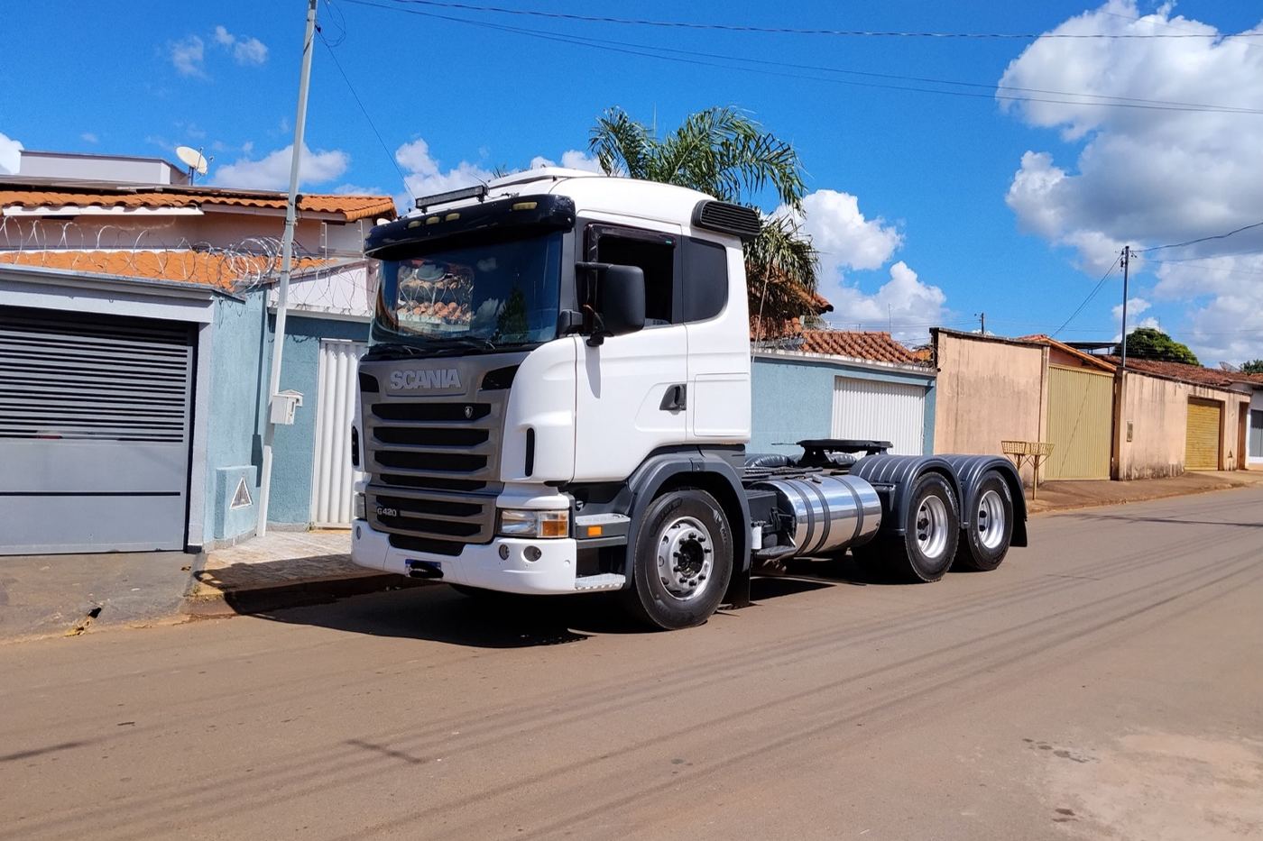 Scania G420 no pátio da RC